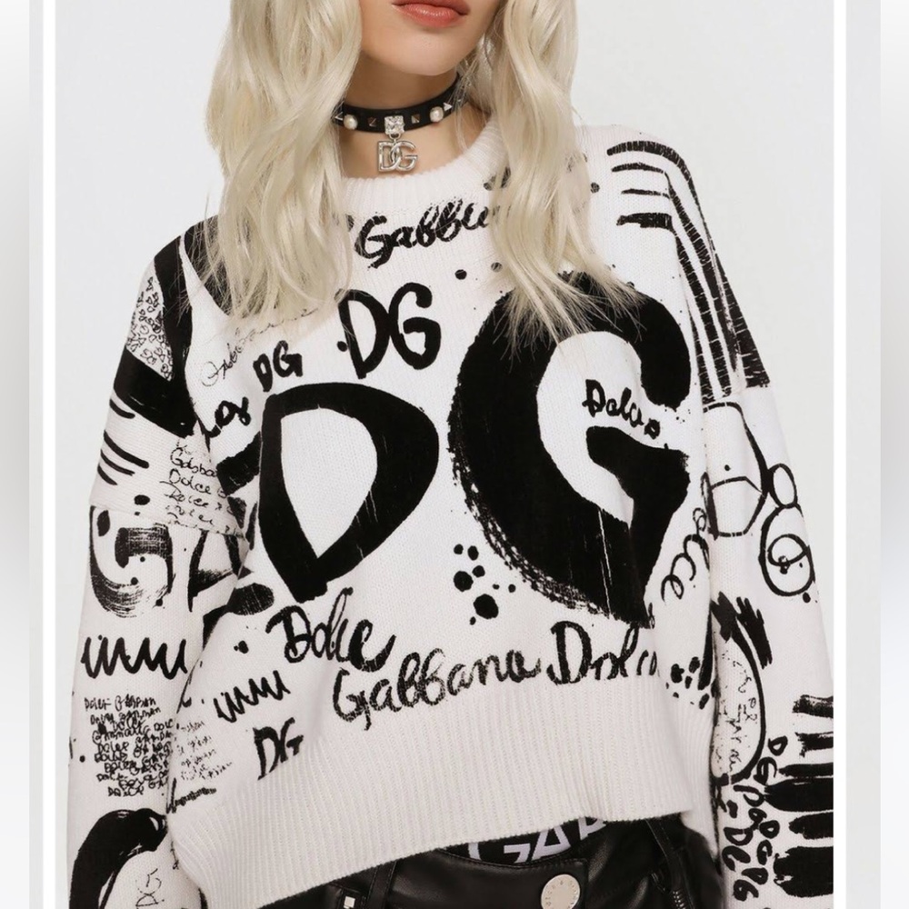 D&G sweater!!Size 44 fits med or large!!